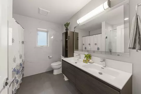 Bath - 1126 Pitner Ave, Evanston, IL 60202 photo 5 of 5