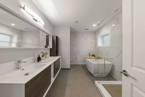 Bath - 1126 Pitner Ave, Evanston, IL 60202 photo 2 of 5