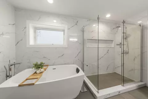 Bath - 1126 Pitner Ave, Evanston, IL 60202 photo 3 of 5