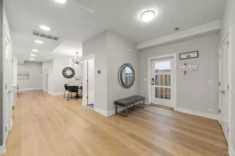 Entry Way - 1126 Pitner Ave, Evanston, IL 60202 photo 3 of 5