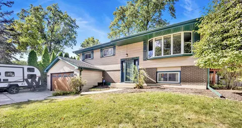 2 S224 Valley Rd, Lombard, IL 60148