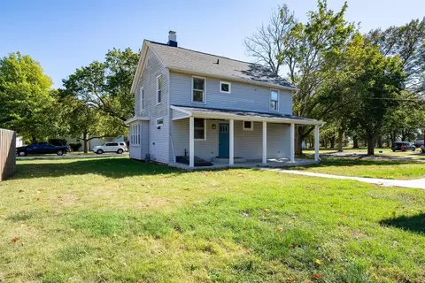 305 S Perry St, Carlock, IL 61725