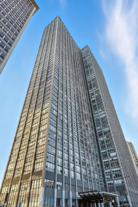 655 W Irving Park Rd #5502, Chicago, IL 60613