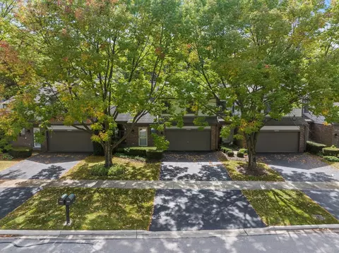 23 W501 Green Trails Dr, Naperville, IL 60540
