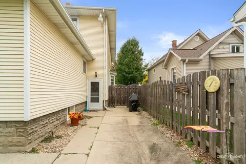 Exterior - 207 Bluff St, Aurora, IL 60505 photo 4 of 4