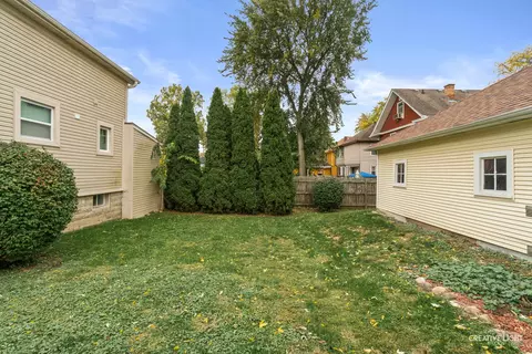 Exterior - 207 Bluff St, Aurora, IL 60505 photo 3 of 4