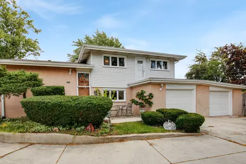 2521 Gayle Ct, Glenview, IL 60025