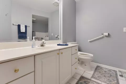 Bath - 419 E Theodore Ln, Itasca, IL 60143 photo 2 of 5