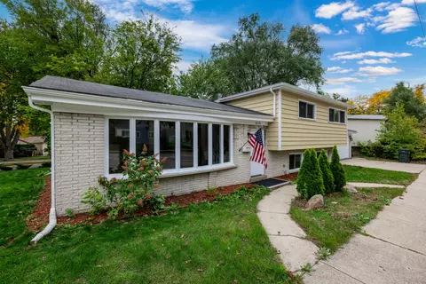 8717 Gross Point Rd, Skokie, IL 60077