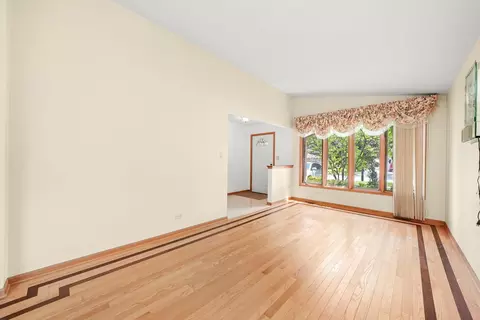 Living - 8410 S 78th Ave, Bridgeview, IL 60455 photo 4 of 6
