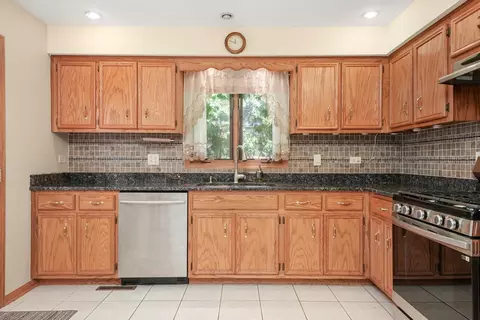 Kitchen - 8410 S 78th Ave, Bridgeview, IL 60455 photo 2 of 3