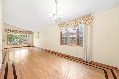 Living - 8410 S 78th Ave, Bridgeview, IL 60455 photo 5 of 6