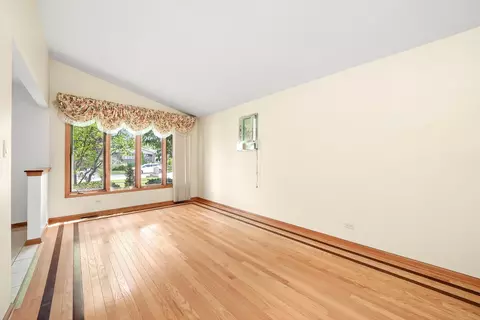 Living - 8410 S 78th Ave, Bridgeview, IL 60455 photo 3 of 6