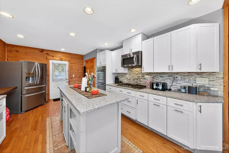 Kitchen - 104 Morningside Dr, Lakemoor, IL 60051 photo 2 of 5