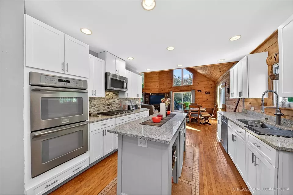 Kitchen - 104 Morningside Dr, Lakemoor, IL 60051 photo 4 of 5