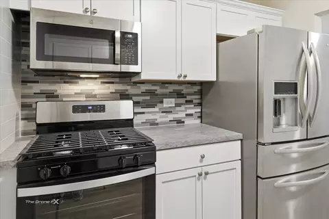 Kitchen - 144 E Bailey Rd #L, Naperville, IL 60565 photo 2 of 6