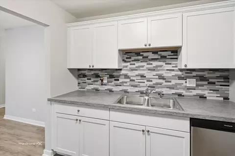 Kitchen - 144 E Bailey Rd #L, Naperville, IL 60565 photo 5 of 6