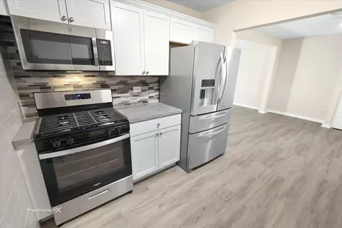 Kitchen - 144 E Bailey Rd #L, Naperville, IL 60565 photo 6 of 6
