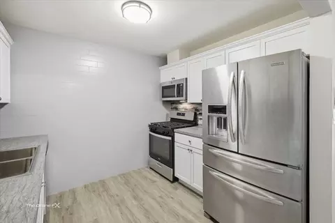 Kitchen - 144 E Bailey Rd #L, Naperville, IL 60565 photo 4 of 6