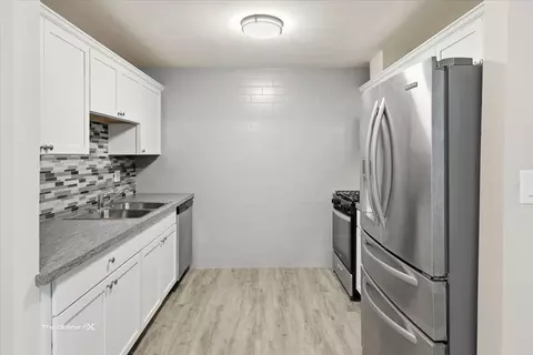 Kitchen - 144 E Bailey Rd #L, Naperville, IL 60565 photo 3 of 6