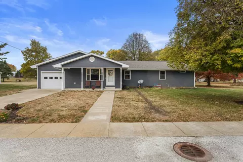 110 5th St, Ivesdale, IL 61851