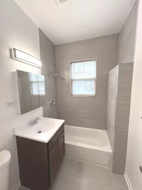 Bath - 7725 S Champlain Ave, Chicago, IL 60619 photo 1 of 3
