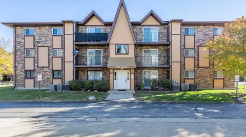 1234 Chalet Rd #301, Naperville, IL 60563