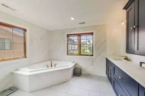Bath - 1206 Lathrop Ave, River Forest, IL 60305 photo 2 of 5