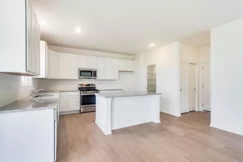 Kitchen - 12923 S Platte Trl, Plainfield, IL 60585 photo 2 of 3