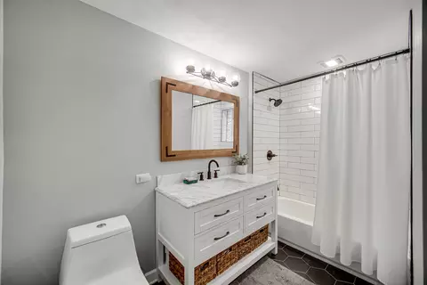 Bath - 529 Birch St, Itasca, IL 60143 photo 2 of 3