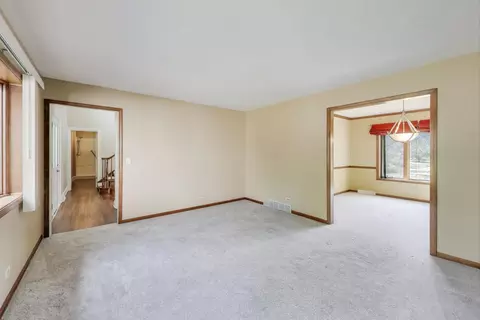 Living - 552 Irvington Ct, Bartlett, IL 60103 photo 2 of 4
