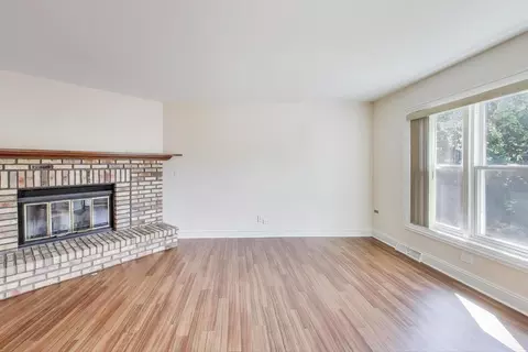 Living - 552 Irvington Ct, Bartlett, IL 60103 photo 4 of 4
