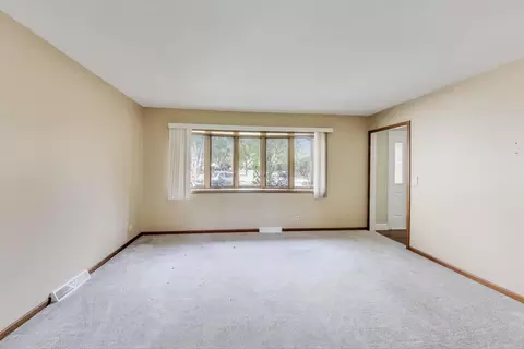 Living - 552 Irvington Ct, Bartlett, IL 60103 photo 3 of 4