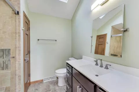 Bath - 552 Irvington Ct, Bartlett, IL 60103 photo 2 of 3