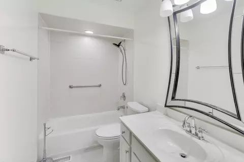 Bath - 552 Irvington Ct, Bartlett, IL 60103 photo 3 of 3
