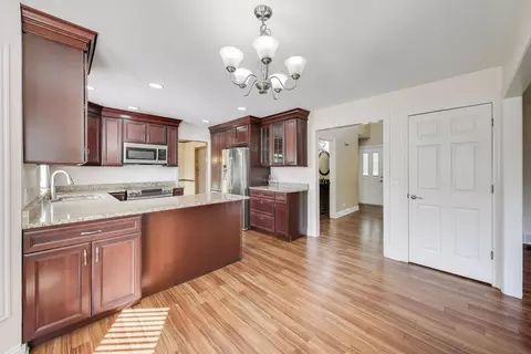 Kitchen - 552 Irvington Ct, Bartlett, IL 60103 photo 3 of 4