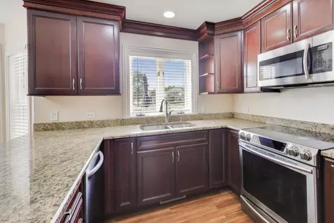 Kitchen - 552 Irvington Ct, Bartlett, IL 60103 photo 2 of 4