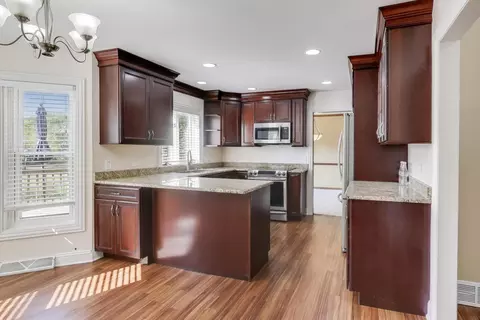 Kitchen - 552 Irvington Ct, Bartlett, IL 60103 photo 4 of 4