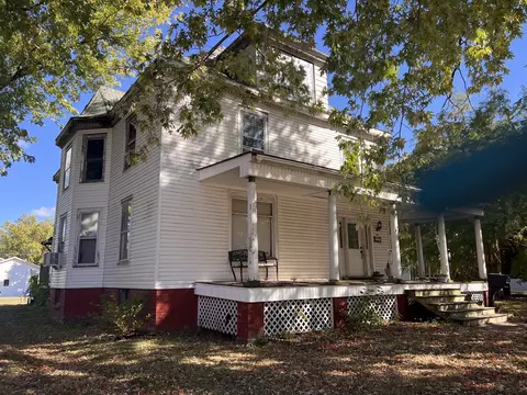 335 E Pells St, Paxton, IL 60957 photo 3