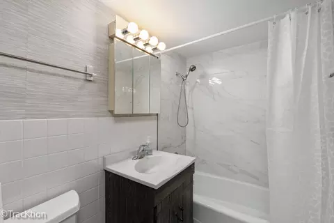 Bath - 835 Pearson St #310, Des Plaines, IL 60016 photo 1 of 1