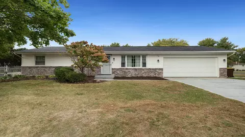 910 Greglynn St, Machesney Park, IL 61115