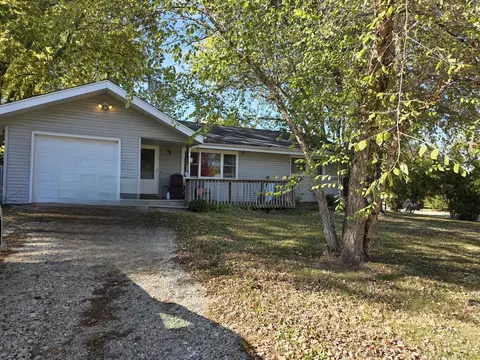 200 S Beck Rd, Lindenhurst, IL 60046