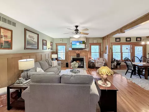 Living - 580 Delmar Dr, Freeport, IL 61032 photo 6 of 9