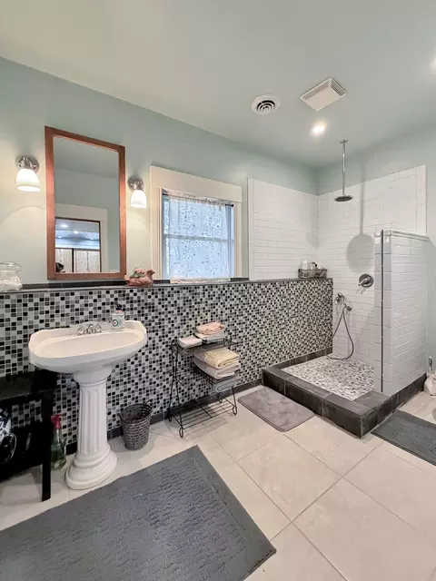 Bath - 580 Delmar Dr, Freeport, IL 61032 photo 8 of 9