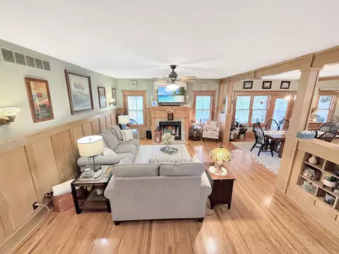 Living - 580 Delmar Dr, Freeport, IL 61032 photo 1 of 9