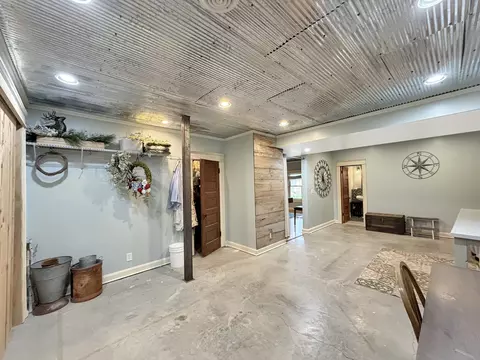 Entry Way - 580 Delmar Dr, Freeport, IL 61032 photo 8 of 9