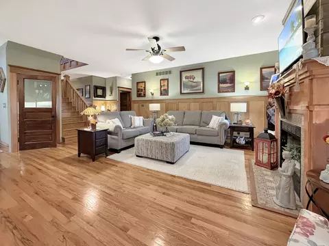 Living - 580 Delmar Dr, Freeport, IL 61032 photo 2 of 9