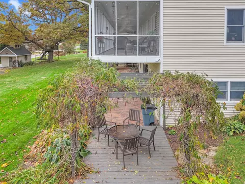 Exterior - 580 Delmar Dr, Freeport, IL 61032 photo 13 of 17