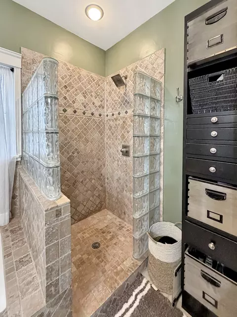 Bath - 580 Delmar Dr, Freeport, IL 61032 photo 2 of 9