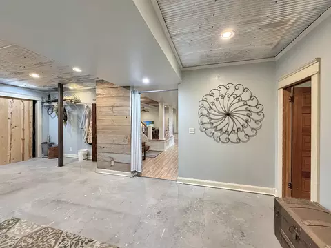 Entry Way - 580 Delmar Dr, Freeport, IL 61032 photo 9 of 9